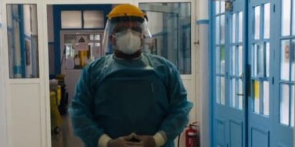 Το μήνυμα γιατρού στους αρνητές: «Ο κορωνοϊός υπάρχει και είναι άσχημος – Δεν είναι μια απλή γρίπη»
