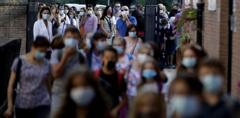 Λαζανάς: Εκρηκτικό μείγμα η συνύπαρξη κορωνοϊού με τη γρίπη – Παντού μάσκα