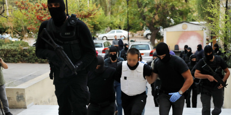 Ποινική δίωξη για κακούργημα στον έναν από τους τρεις συλληφθέντες για τα εκρηκτικά στο Κουκάκι