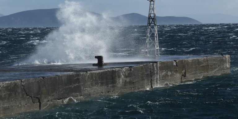 Κακοκαιρία «Ιανός»: Προβλέπονται κύματα μέχρι 7 μέτρα