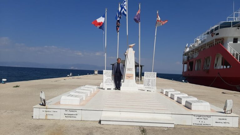 Συγκίνηση στο ταφικό μνημείο της Θάσου για τον αεροπόρο Ιωάννη Λογιάδη