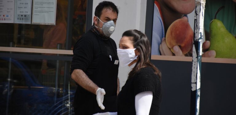 Επεκτείνεται η χρήση μάσκας σε όλους τους κλειστούς χώρους στην Αττική – Οι αποφάσεις που «κλείδωσαν»