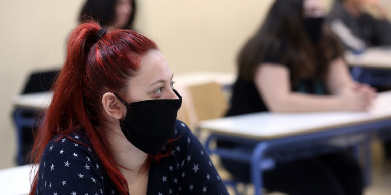 Άνοιγμα σχολείων: Μάνα τσακώθηκε με το γιο της για τη μάσκα (βίντεο)