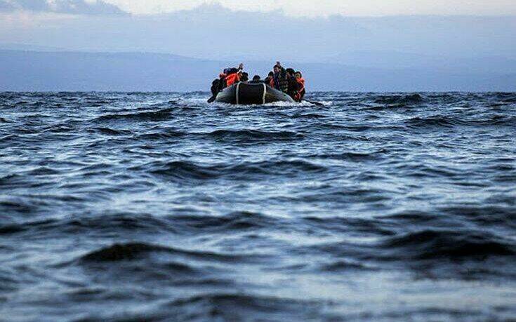 Ακυβέρνητο σκάφος με μετανάστες στα νότια της Κρήτης (εικόνες)