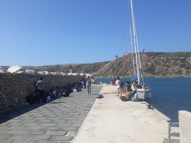 Ναυλώνουν πλοίο για να μεταφέρουν τους μετανάστες της Γαύδου (εικόνες)