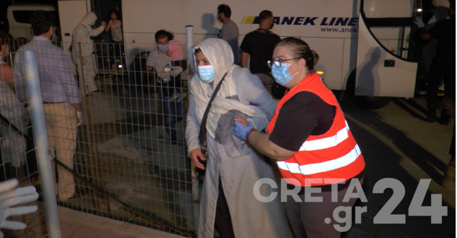 Σε καραντίνα στο κολυμβητήριο οι μετανάστες που διασώθηκαν νότια της Κρήτης