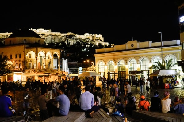 Συνωστισμός στις πλατείες, παρά τα νέα περιοριστικά μέτρα