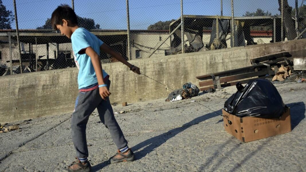 Έως αύριο η μεταφορά 400 παιδιών από τη Μόρια στην ηπειρωτική Ελλάδα μετά από παρέμβαση ΕΕ