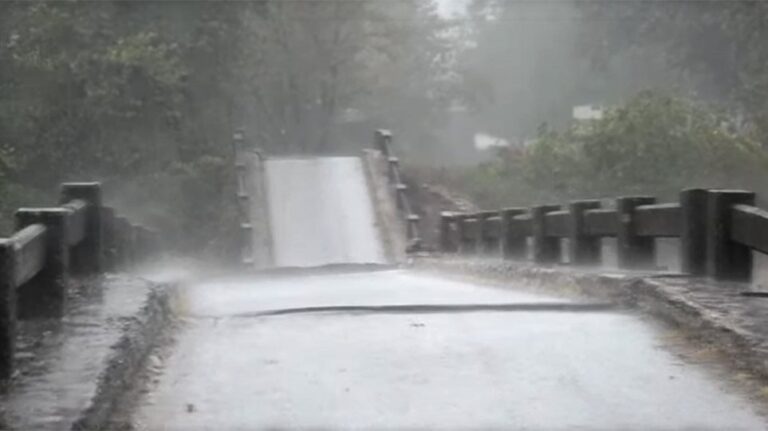 Kακοκαιρία Ιανός: Κατέρρευσε γέφυρα – Πληροφορίες για δεύτερο αγνοούμενο