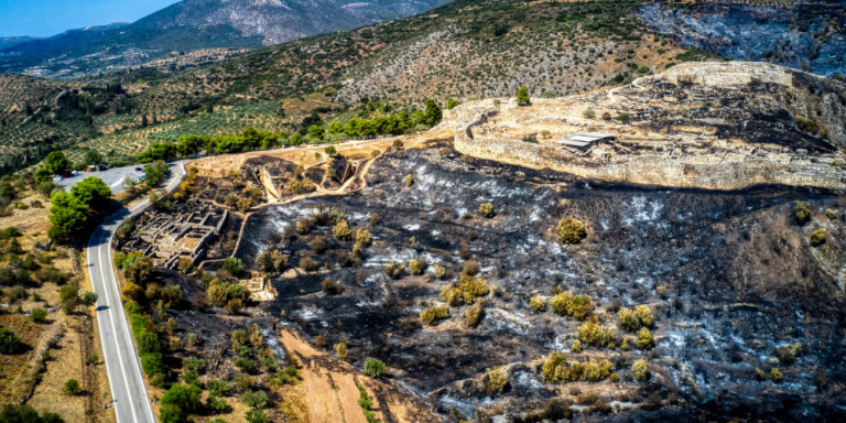 Αυτοψία του Υπουργείου Πολιτισμού στις Μυκήνες μετά τη φωτιά – «Η συστηματική αποψίλωση του χώρου στάθηκε σωτήρια»