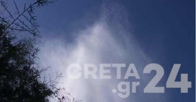 Ηράκλειο: Πίδακας νερού βρέχει περαστικούς και αυτοκίνητα (εικόνες-βίντεο)