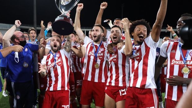 Δείτε πως σήκωσε την κούπα ο Ολυμπιακός (VIDEO)