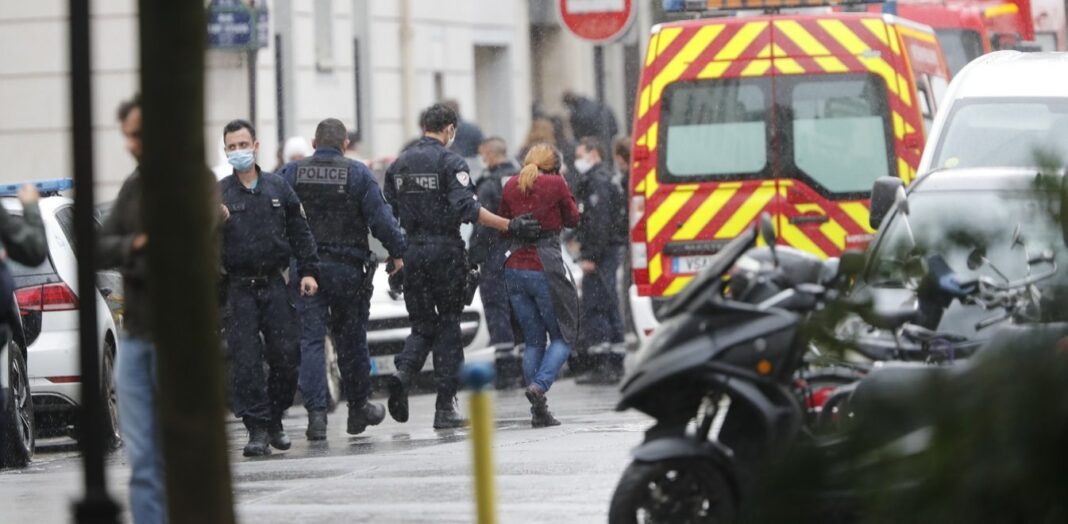 Ξύπνησαν μνήμες 2015 στο Παρίσι από τα μαχαιρώματα έξω από τα πρώην γραφεία του Charlie Hebdo