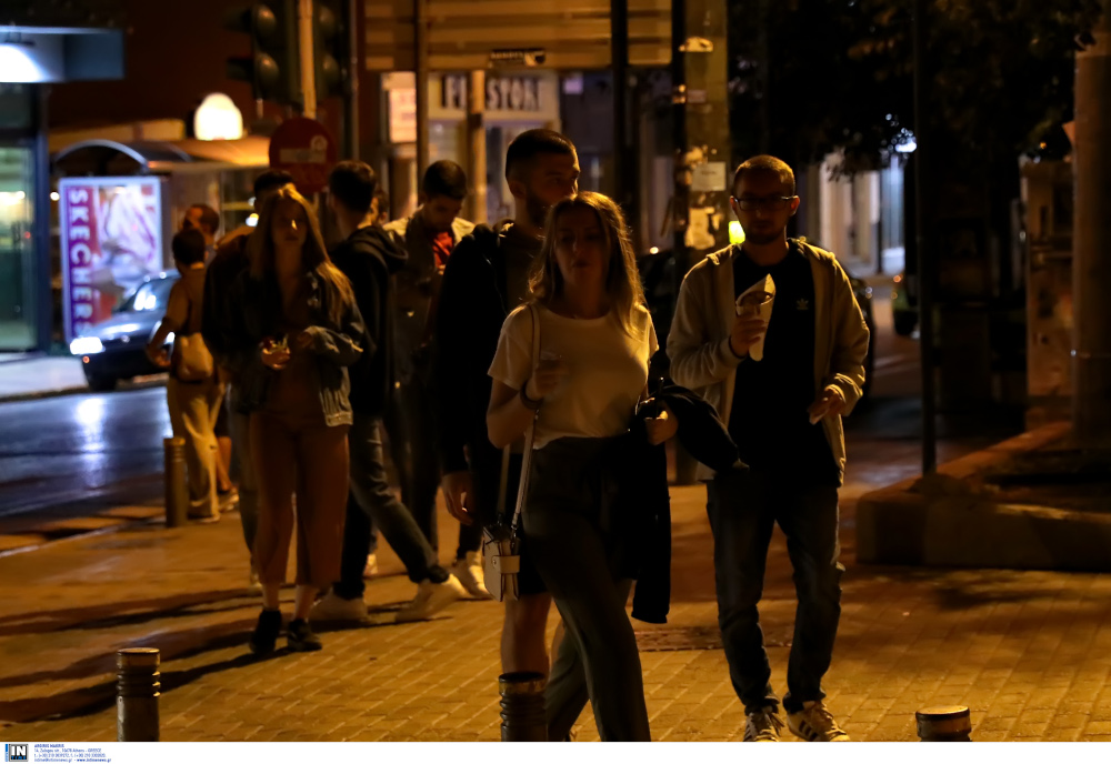 Κορωνοϊός: Εξοδος… πλατεία Χαλανδρίου -Χωρίς μάσκες και αποστάσεις, εικόνες μετά τα μεσάνυχτα