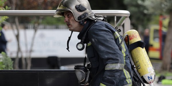 Φωτιά σε αποθήκη με ξύλα και πλαστικά