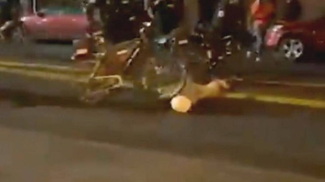 Σάλος στις ΗΠΑ: Αστυνομικός πατάει με το ποδήλατό του το κεφάλι διαδηλωτή