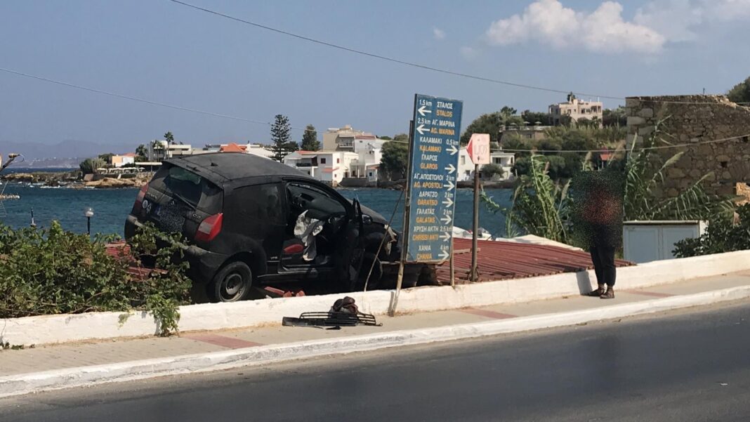 Κρήτη: Αυτοκίνητο «προσγειώθηκε» πάνω σε στέγη (εικόνες)