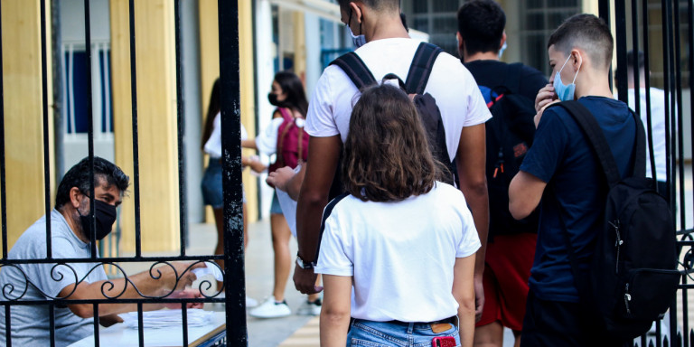 Μαθητής με κορωνοϊό στον αγιασμό -Του είχαν πει ότι ήταν αρνητικός, ενώ τελικά ήταν θετικός