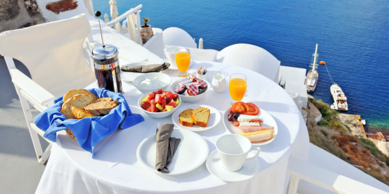 ΕΛΣΤΑΤ: Κάθετη πτώση 94,3% στον τζίρο των καταλυμάτων – Σε περιοχή της Κρήτης η μεγαλύτερη μείωση 