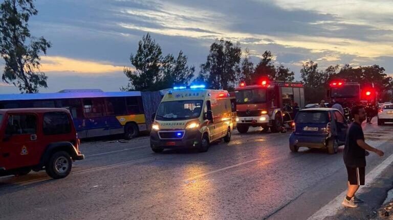 Σφοδρή σύγκρουση λεωφορείου με ΙΧ – Τραυματίας δίνει μάχη στη ΜΕΘ