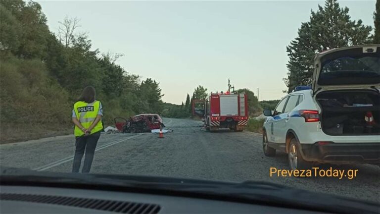Τέσσερις νεκροί μετά από σύγκρουση αυτοκινήτων (εικόνες)