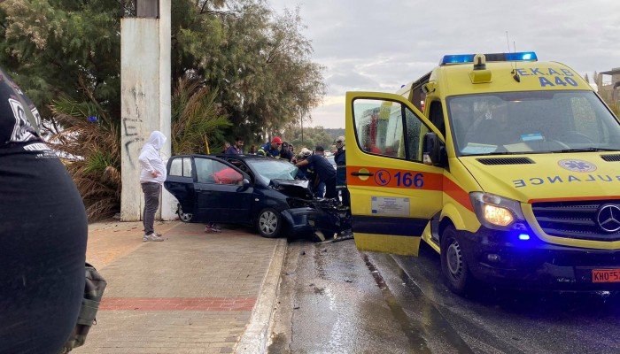Νέο σοβαρό τροχαίο στην Κρήτη – Εγκλωβίστηκε η οδηγός (εικόνες)