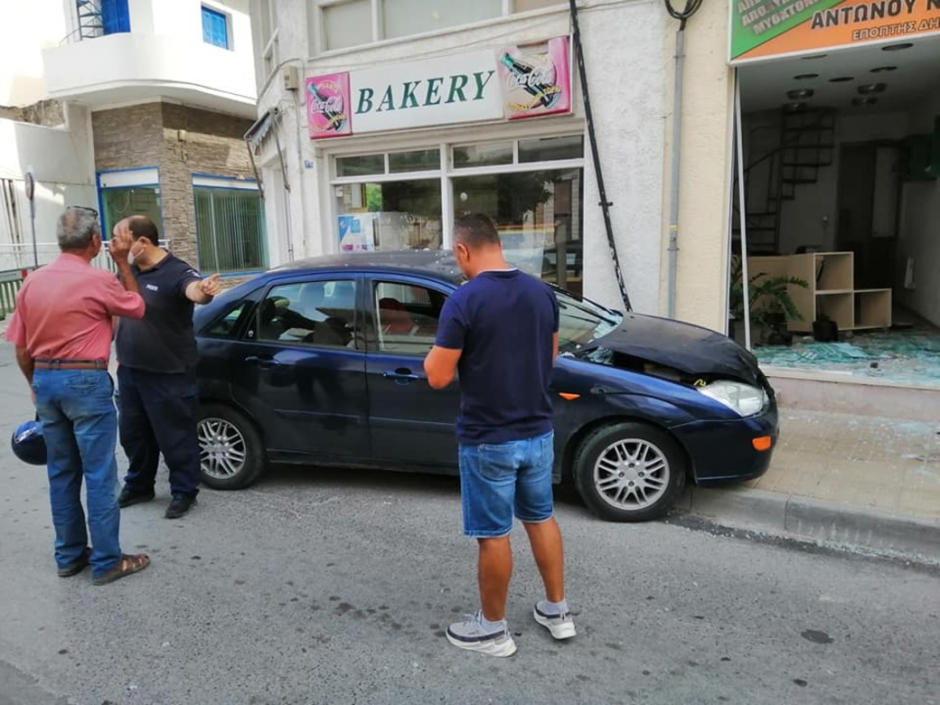 Κρήτη: Αυτοκίνητο έπεσε σε τζαμαρία – Στο νοσοκομείο η οδηγός