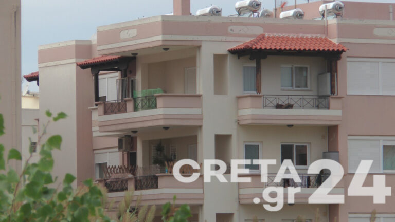 Κρήτη: Ασφαλής η ανήλικη κόρη – Απειλεί να πέσει από το μπαλκόνι η 30χρονη (εικόνες)