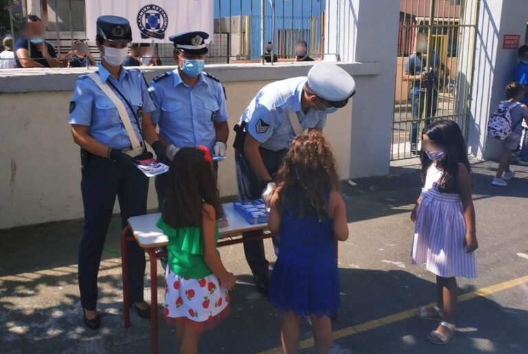 Κρήτη: Τροχονόμοι μοίρασαν ενημερωτικά φυλλάδια σε γονείς και μαθητές (εικόνες)