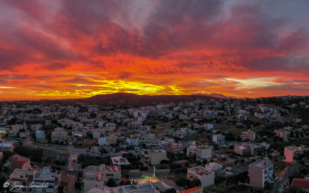 Κρήτη: Μετά τα ρίχτερ ο ουρανός «πήρε φωτιά» (εικόνες)
