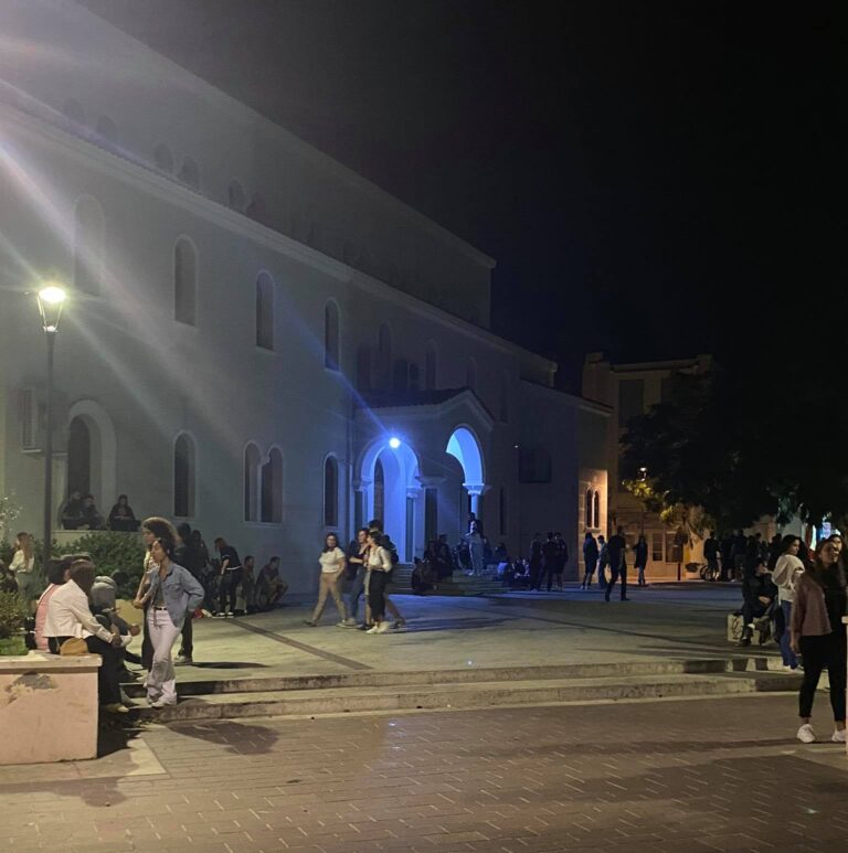 Κρήτη: Συνωστισμός σε κεντρικές πλατείες, παρά την αύξηση των κρουσμάτων