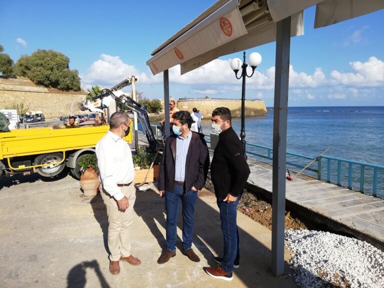 Αυτοψία του Δημάρχου Χανίων στο παραλιακό μέτωπο του Κουμ Καπί