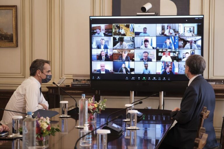 Πρώτη σε κρούσματα η ηλικιακή ομάδα 18 έως 24 ετών – «Καμπανάκι» Τσιόδρα