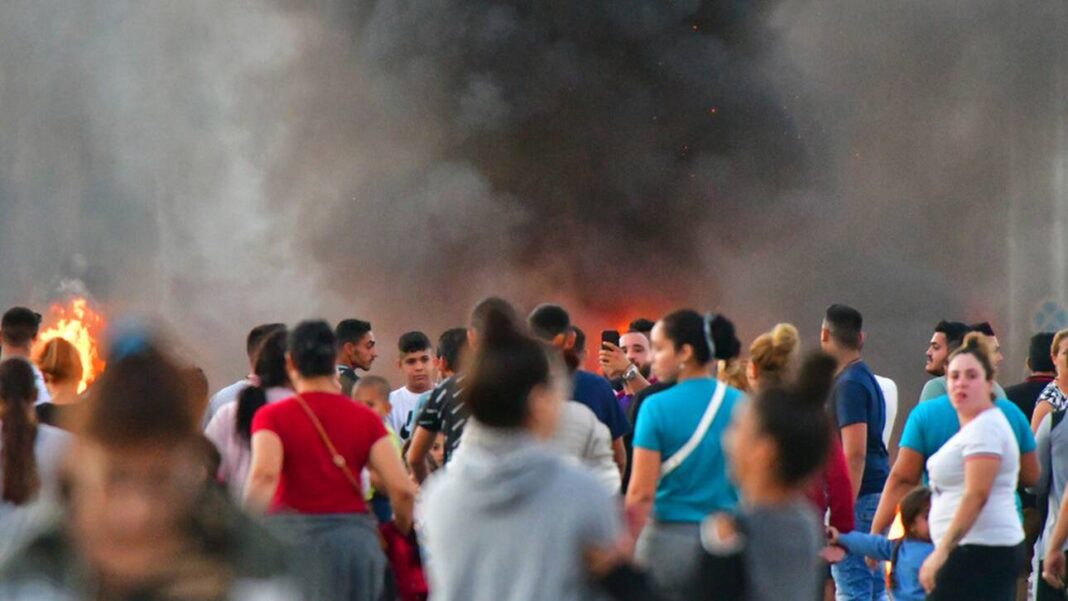 Δολοφονία 18χρονου Ρομά: Επεισόδια με φωτιές και μπλόκα – Αποκλεισμένοι δρόμοι σε πέντε νομούς