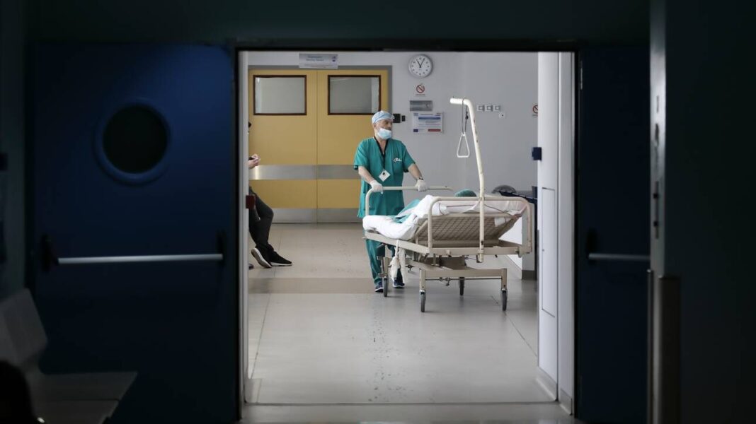 Κορωνοϊός: Πίεση στις ΜΕΘ της Αθήνας – Στο ΑΧΕΠΑ τα κρούσματα από την Κοζάνη