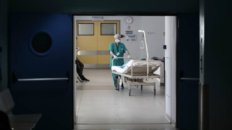 Κορωνοϊός: Πίεση στις ΜΕΘ της Αθήνας – Στο ΑΧΕΠΑ τα κρούσματα από την Κοζάνη