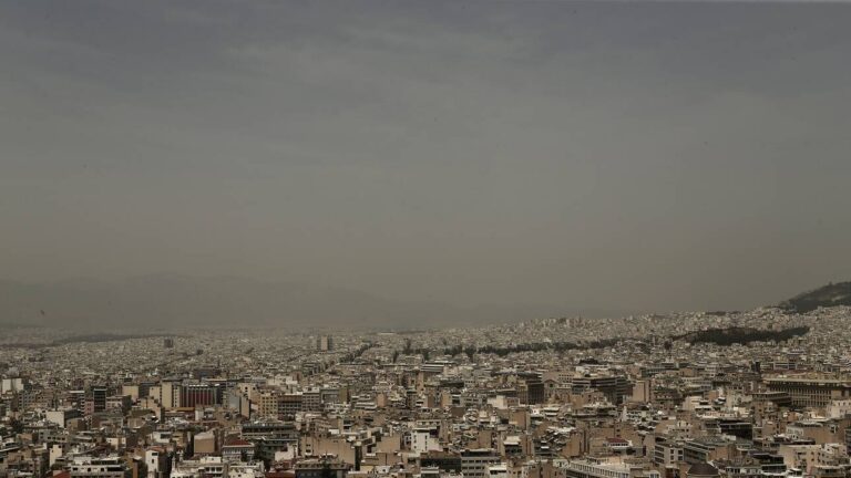 Καιρός: Ζεστός και αποπνικτικός λόγω της αφρικανικής σκόνης- Συννεφιά σε όλη τη χώρα