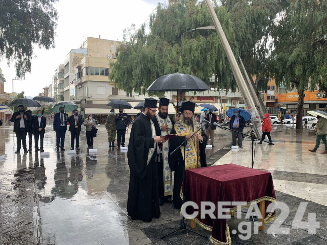Υπό βροχή και αυστηρά μέτρα ο εορτασμός της εθνικής επετείου στην Κρήτη (εικόνες)