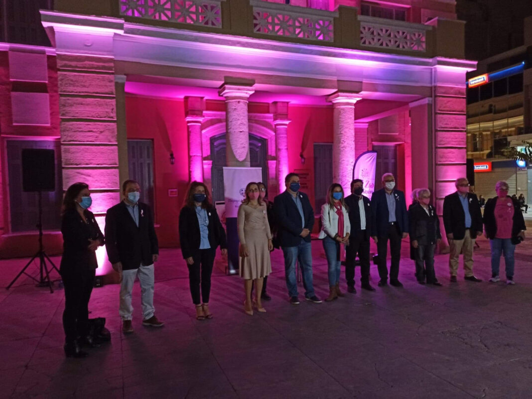 Ηράκλειο: Ροζ φωταγωγήθηκε το κτίριο της Περιφέρειας