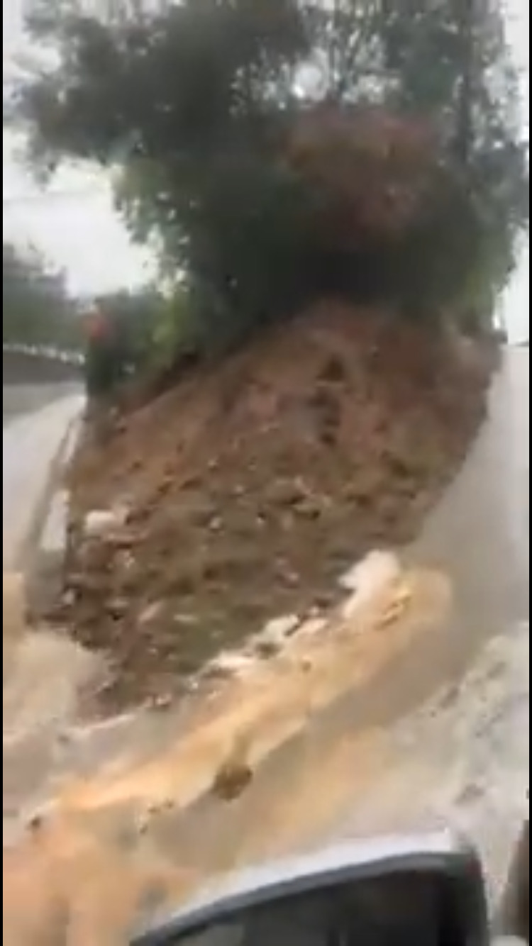 Κρήτη: Πλημμύρισε ο δρόμος που οδηγεί στην Εθνική Οδό (βίντεο)