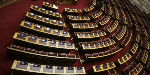 Κορωνοϊός: Αυστηρότερα μέτρα στη Βουλή για την αντιμετώπιση της πανδημίας