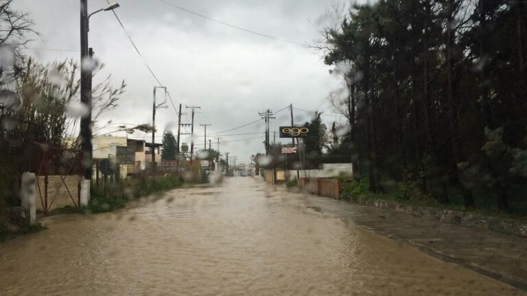 Κρήτη: Το καρφί ιδιοκτήτη καφετέριας προς τον επιβλέποντα μηχανικό: -Πού θα πηγαινούν τα νερά; -Στον δρόμο!