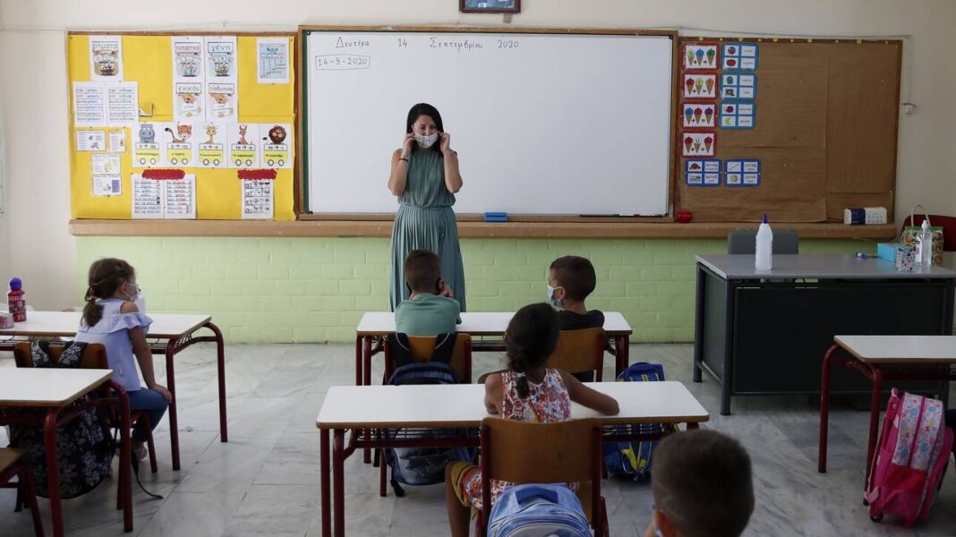 Σχολεία: Νέος διαγωνισμός της ΚΕΔΕ για τις μάσκες μετά το φιάσκο