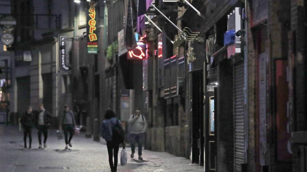 Κορωνοϊός: Lockdown δύο εβδομάδων πριν τα Χριστούγεννα στα πανεπιστήμια εξετάζει η Βρετανία