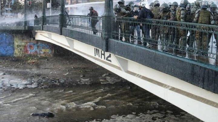 Χιλή: Αστυνομικός έριξε 16χρονο από γέφυρα – Κατηγορείται για απόπειρα ανθρωποκτονίας