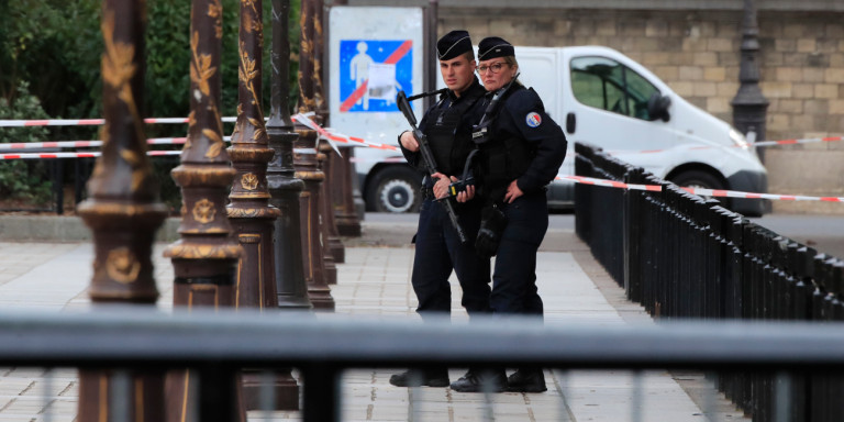 Γαλλία: Νέα επίθεση – Άνδρας απειλούσε με δύο μαχαίρια αστυνομικούς