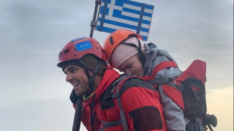 Πάτησε την κορυφή του Ολύμπου κουβαλώντας στην πλάτη του 22χρονη με κινητικά προβλήματα