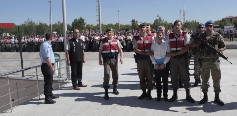 Όλο και πιο αυταρχικά ο Ερντογάν – Δεκάδες συλλήψεις φερόμενων ως «γκιουλενιστών»