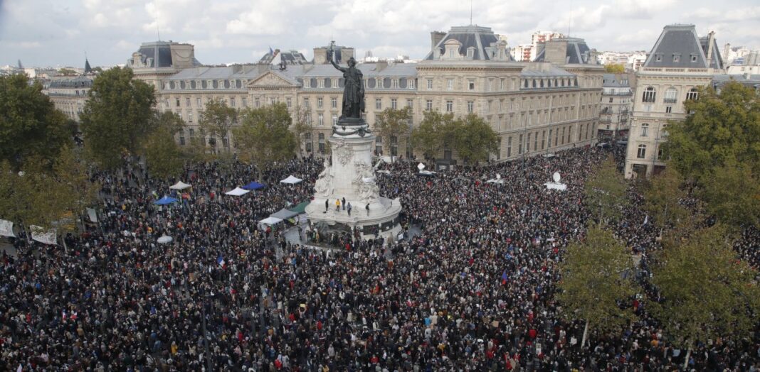 Παρίσι: Φόρος τιμής στη μνήμη του καθηγητή ιστορίας που αποκεφαλίστηκε