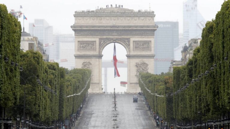 Συναγερμός στο Παρίσι: Τηλεφώνημα για βόμβα – Εκκενώθηκε ο χώρος γύρω από την Αψίδα του Θριάμβου